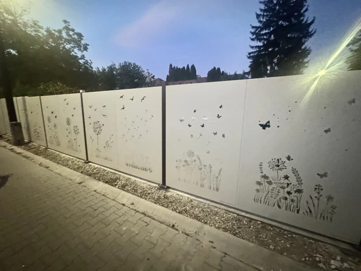 Mint&aacute;zott lemezpanelek egym&aacute;s mellett